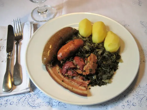 Foto von Bremer Braunkohl und Pinkel – fertig angerichtet