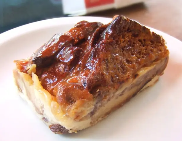 Foto von Klassischer Deutscher Brotpudding – fertig angerichtet