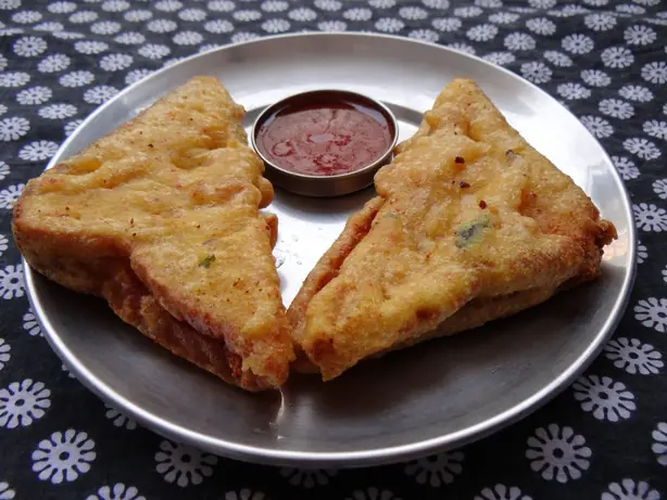Foto von Indische Bread Pakora mit Kartoffelfüllung – fertig angerichtet