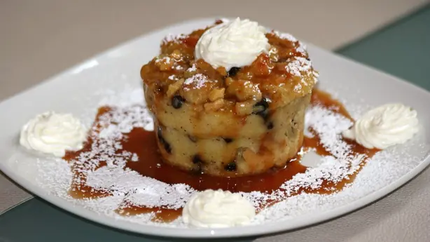 Foto von Britisches Brot-Pudding-Dessert – fertig angerichtet