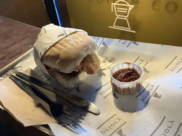 Foto von Waterford Blaa – Irisches Brotgebäck – fertig angerichtet