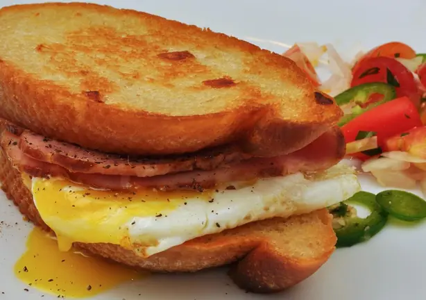 Foto von Amerikanisches Frühstückssandwich – fertig angerichtet