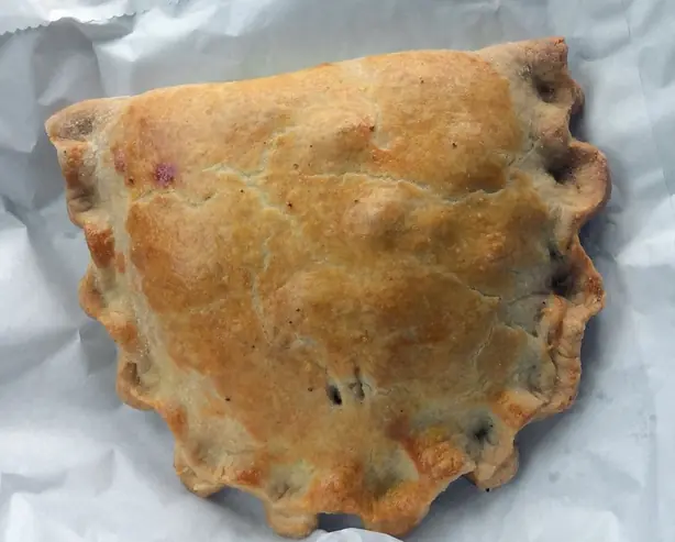 Foto von Schottische Forfar Bridie mit Rindfleisch – fertig angerichtet