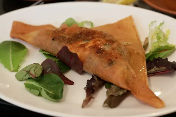 Foto von Tunesischer Brik mit Ei und Thunfisch – fertig angerichtet