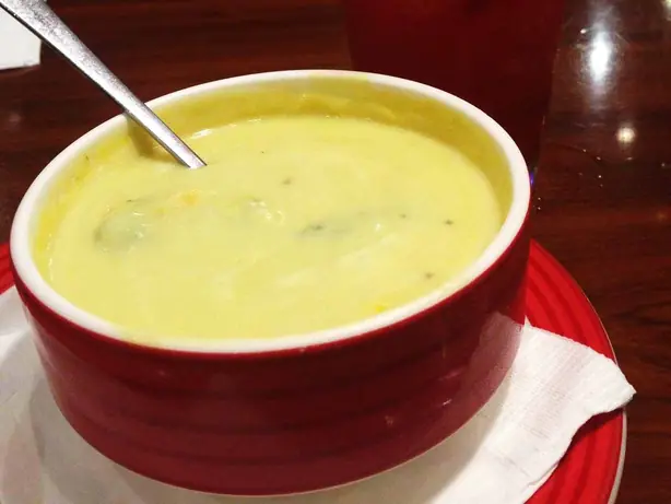 Foto von Klassische Brokkoli-Käsesuppe – fertig angerichtet