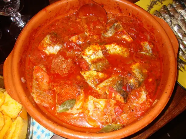 Foto von Dalmatinisches Brudet mit Fisch und Wein – fertig angerichtet