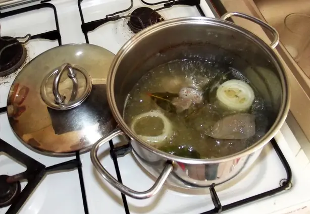 Foto von Klassischer Rinderknochenbrühe – fertig angerichtet