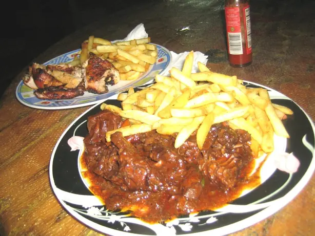 Foto von Karibisches Brown Stew Chicken – fertig angerichtet