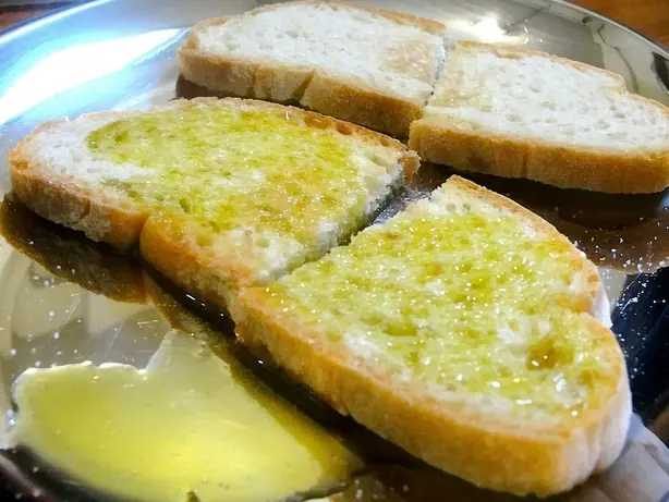 Foto von Klassische Italienische Bruschetta (3) – fertig angerichtet