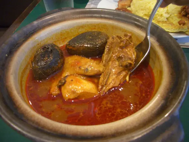 Foto von Peranakan Hähnchen mit Keluak-Nüssen – fertig angerichtet