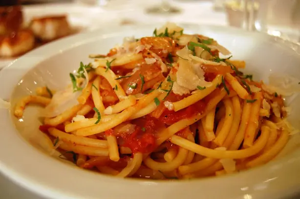 Foto von Klassische Bucatini all’amatriciana – fertig angerichtet
