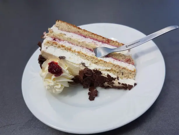 Foto von Buchweizentorte aus der Lüneburger Heide – fertig angerichtet