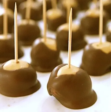 Foto von Buckeyes – Ohio-Nuss-Süßigkeit – fertig angerichtet