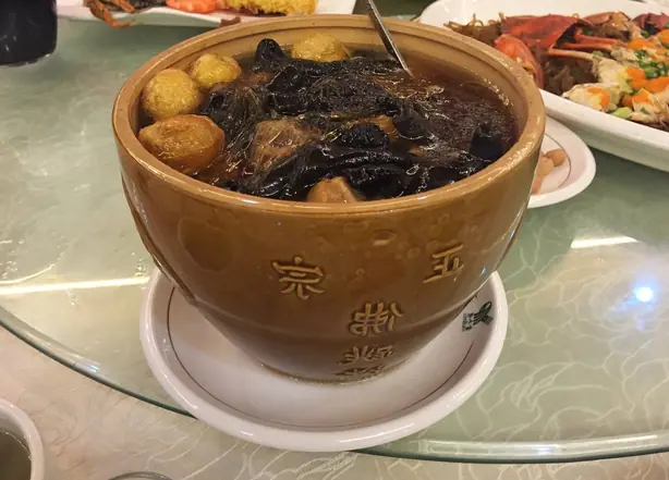 Buddha jumps over the wall at Jingrong (20161203135907) – Foto: N509FZ (CC BY-SA 4.0)