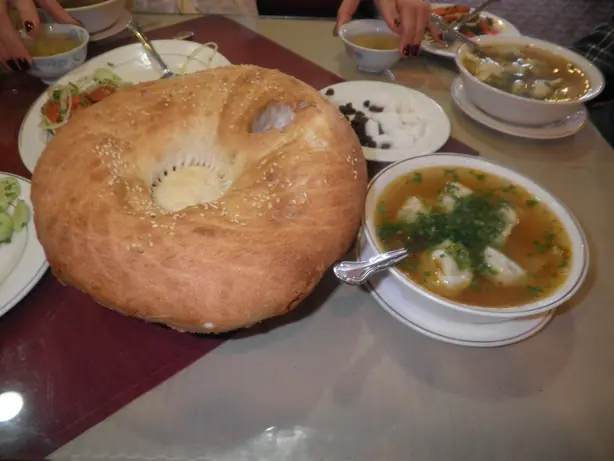 Foto von Oshi Sabo (Bucharischer Schabbat-Topf) – fertig angerichtet