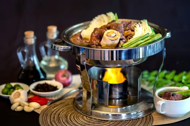 Foto von Klassische Bulalo Rindfleischsuppe – fertig angerichtet