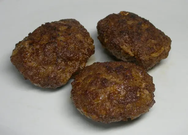 Foto von Klassische Frikadellen – fertig angerichtet