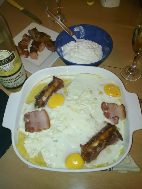 Foto von Rumänischer Bulz mit Schafskäse – fertig angerichtet