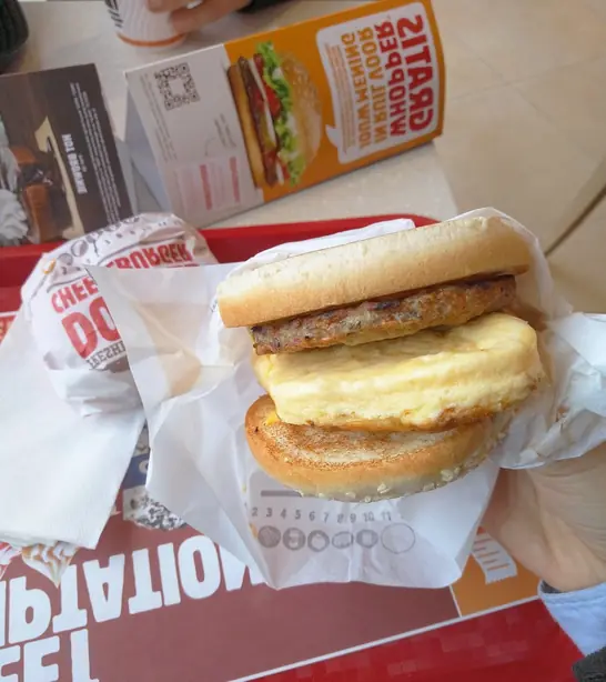 Foto von Klassischer Croissan'wich Burger – fertig angerichtet