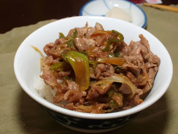 Foto von Japanisches Butadon mit Schwein – fertig angerichtet