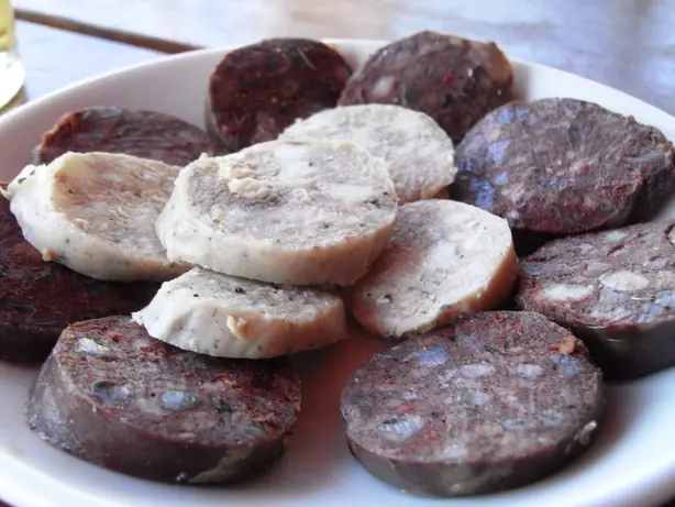 Foto von Katalanische Botifarra hausgemacht – fertig angerichtet