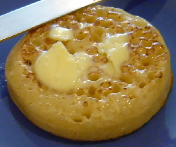 Foto von Englische Crumpets klassisch – fertig angerichtet