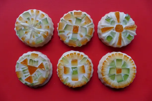 Foto von Buttergebäck mit Marmelade – fertig angerichtet