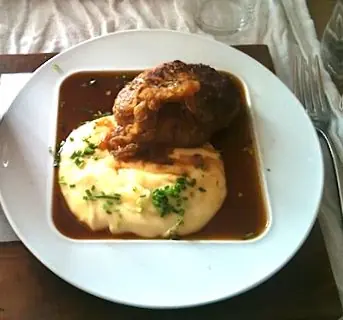 Foto von Klassische Wiener Butterschnitzel – fertig angerichtet