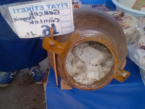 Foto von Türkischer Çömlek Topfkäse – fertig angerichtet