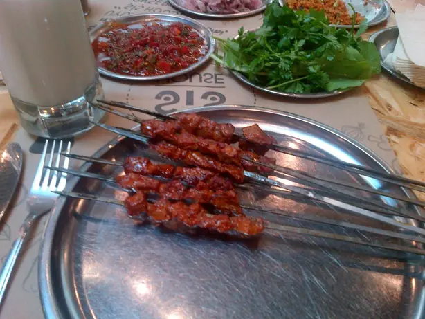 Foto von Türkische Çöp Şiş Lammspieße – fertig angerichtet