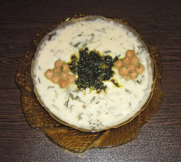 Foto von Persische Joghurt-Suppe Ash-e Doogh – fertig angerichtet