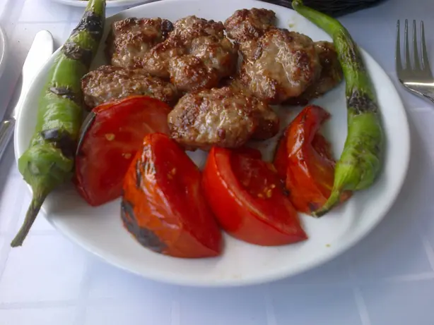 Foto von İnegöl Köfte Klassisch – fertig angerichtet