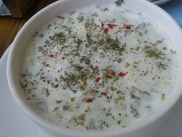 Cacık with spices on it – Foto: E4024 (CC BY-SA 4.0)