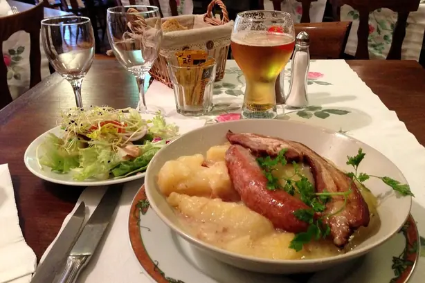 Foto von Cacasse à cul nu Klassisch – fertig angerichtet