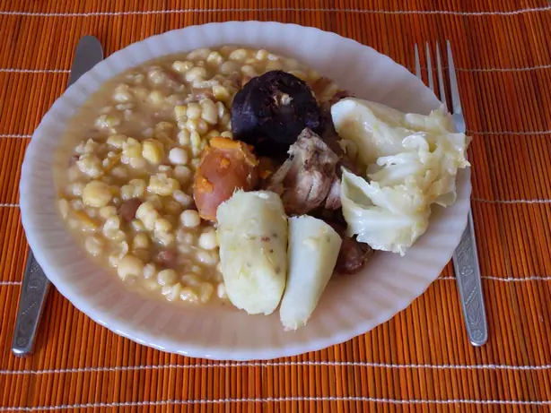 Foto von Kapverdischer Cachupa Eintopf – fertig angerichtet