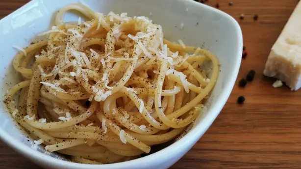 Foto von Römische Pasta Cacio e pepe – fertig angerichtet