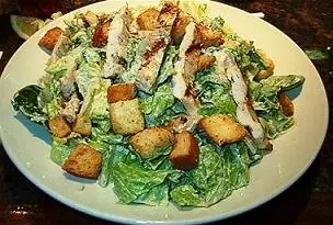 Foto von Klassischer Caesar Salad – fertig angerichtet