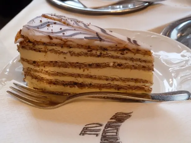 Foto von Klassische Esterházy-Torte – fertig angerichtet