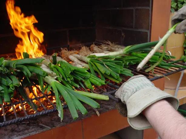 Foto von Katalanische Calçots vom Grill (2) – fertig angerichtet