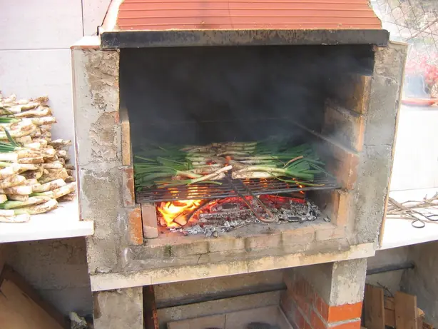 Foto von Katalanische Calçots vom Grill – fertig angerichtet