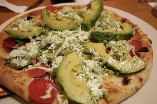 Foto von Kalifornische BBQ-Chicken Pizza – fertig angerichtet