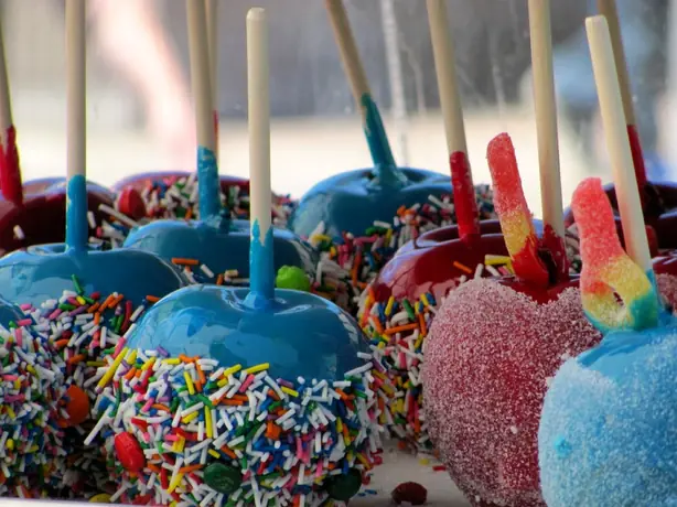 Foto von Klassische rote Liebesäpfel – fertig angerichtet