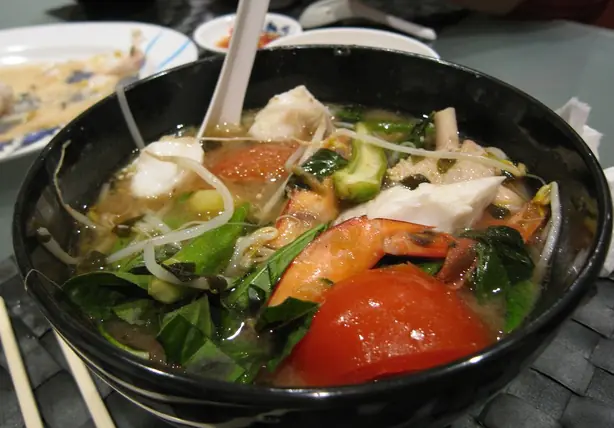 Foto von Vietnamesische Fischsuppe Canh Chua – fertig angerichtet