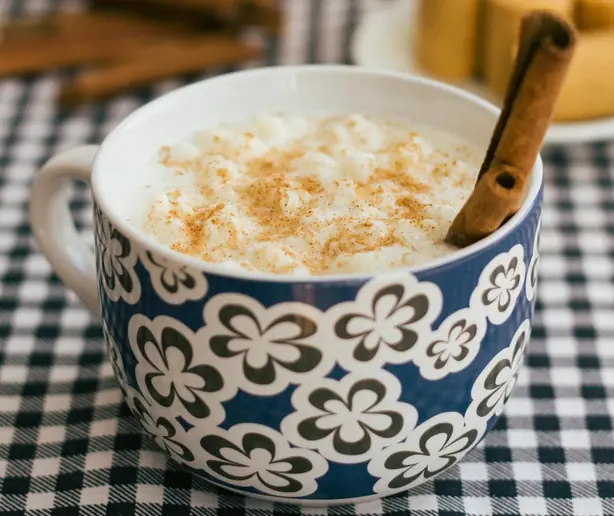 Foto von Brasilianischer Canjica Maisbrei – fertig angerichtet