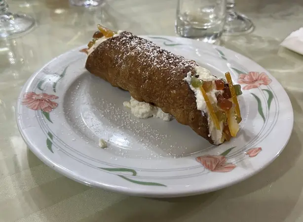 Foto von Sizilianische Cannoli mit Ricotta – fertig angerichtet