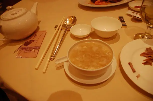 Foto von Kantonesische Meeresfrüchtesuppe Gung – fertig angerichtet