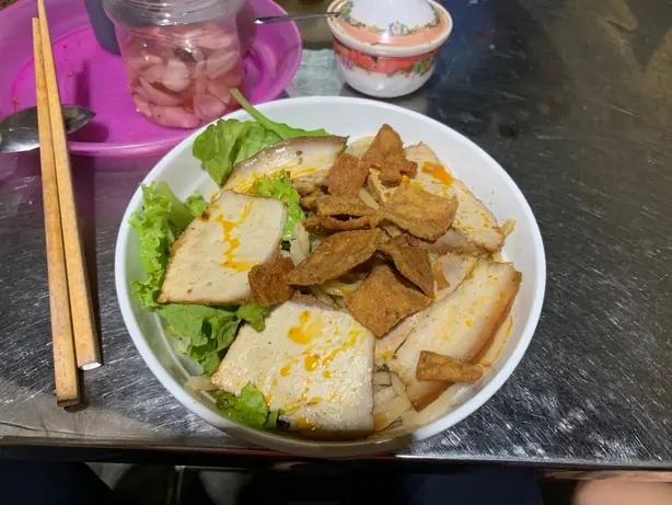 Foto von Vietnamesische Cao Lầu Nudeln – fertig angerichtet