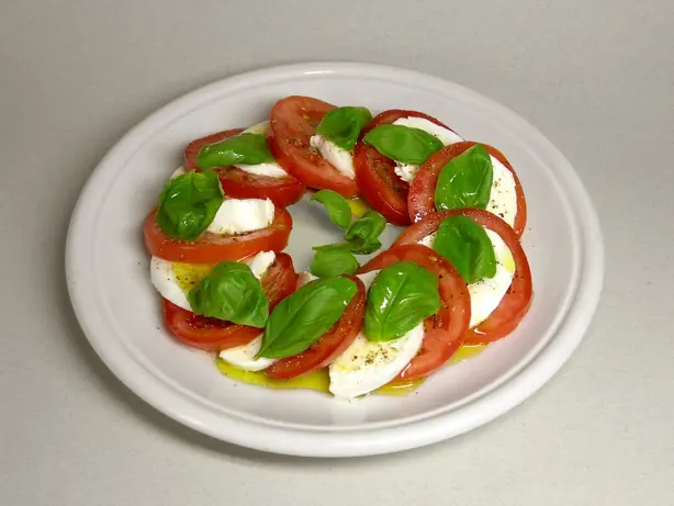 Foto von Klassischer Insalata Caprese (2) – fertig angerichtet