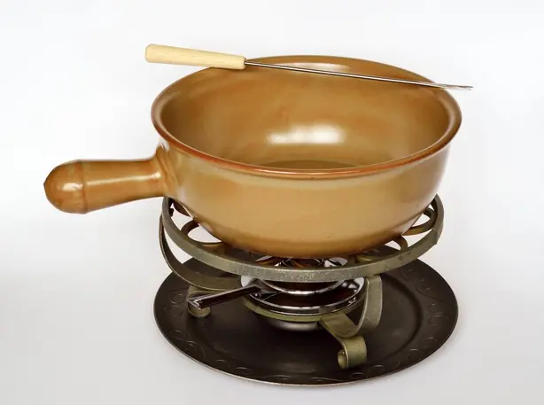 Foto von Klassisches Schweizer Käsefondue (3) – fertig angerichtet