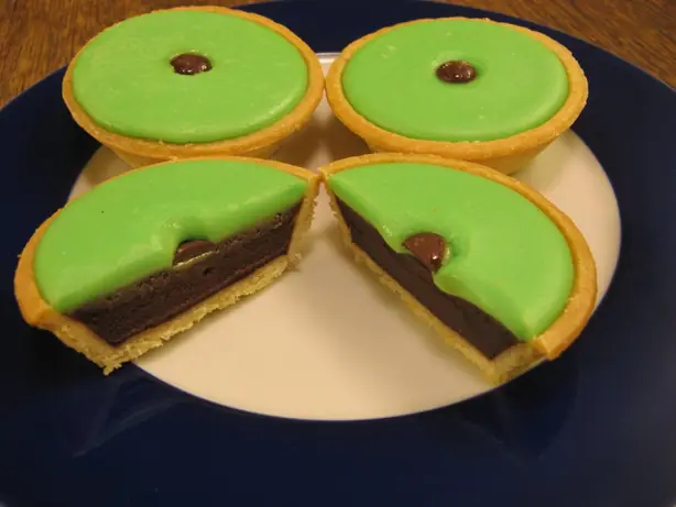 Foto von Schweizer Carac Törtchen klassisch (2) – fertig angerichtet